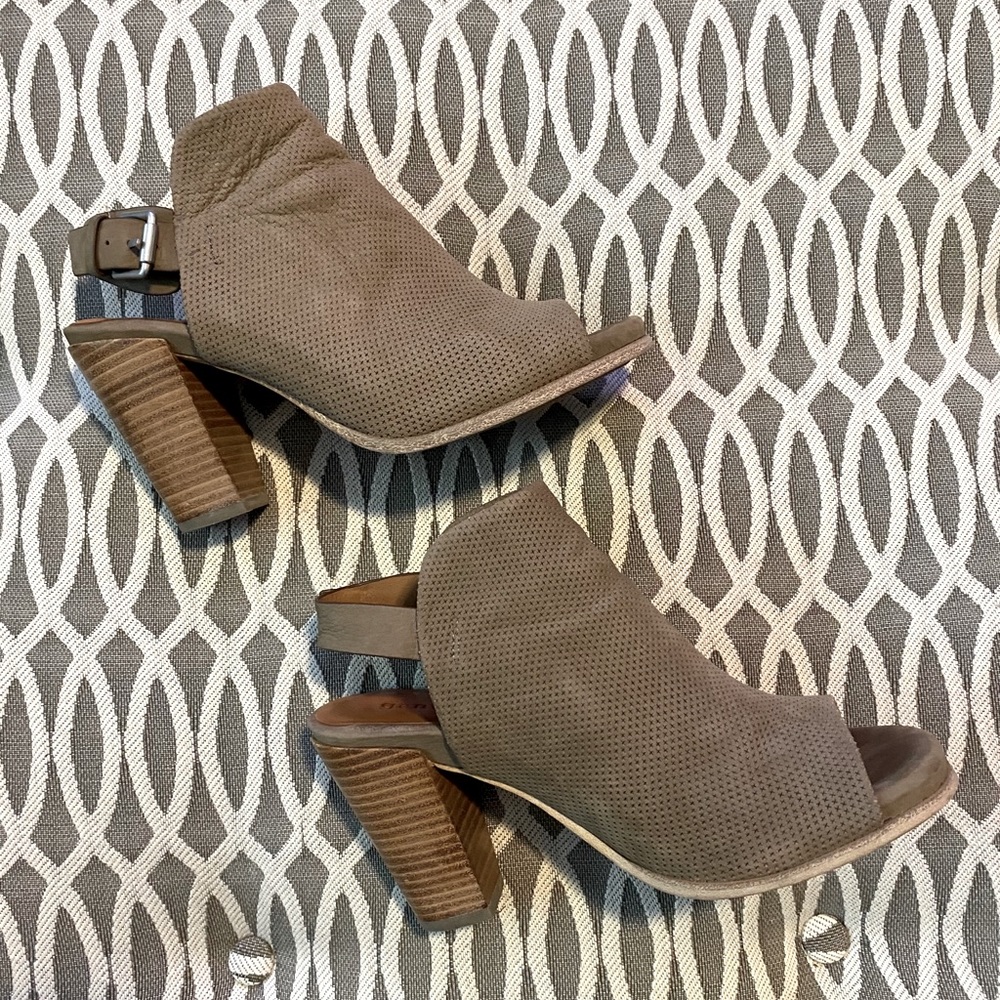 Gentle Souls by Kenneth Cole Shiloh in Mushroom